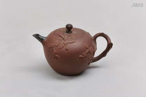 A CHINESE YIXING ZISHA TEAPOT AND COVER. Qing Dynasty