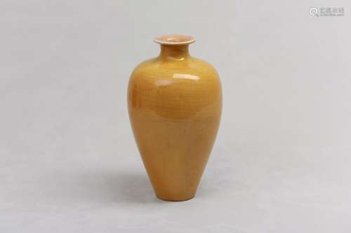A CHINESE YELLOW-GLAZED VASE. Qing Dynasty