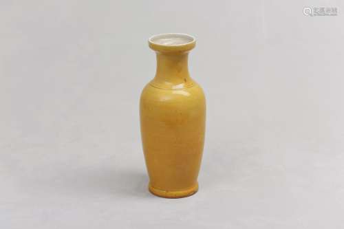A CHINESE YELLOW-GLAZED VASE. Qing Dynasty