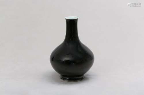 A CHINESE MIRROR BLACK-GLAZED BOTTLE VASE. Qing Dynasty. The...