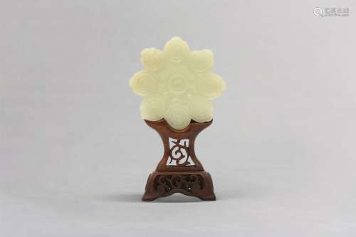 A CHINESE CARVED JADE 'FLOWER' PLAQUE. Qing Dynasty