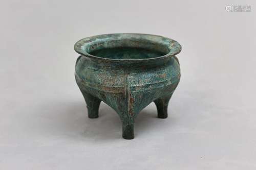 A CHINESE BRONZE RITUAL TRIPOD FOOD VESSEL