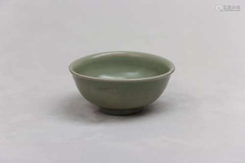 A CHINESE LONGQUAN CELADON BOWL. Song / Yuan Dynasty. Thickl...