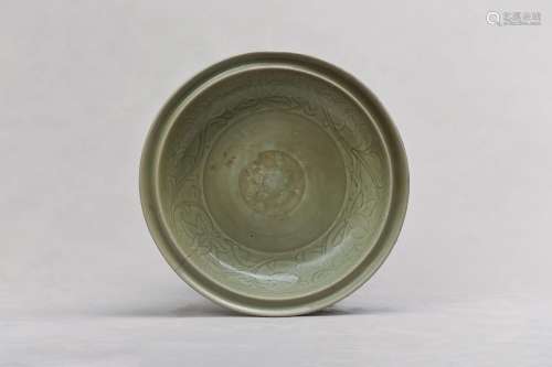 A LARGE CHINESE LONGQUAN CELADON DISH. Ming Dynasty. Thickly...