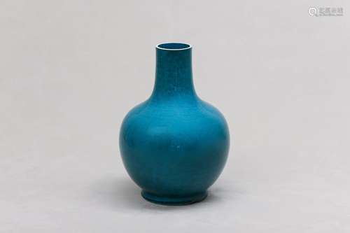 A CHINESE TURQUOISE-GLAZED BOTTLE VASE. Qing Dynasty