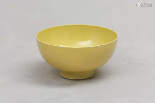 A CHINESE LEMON YELLOW-GLAZED BOWL. Qing Dynasty