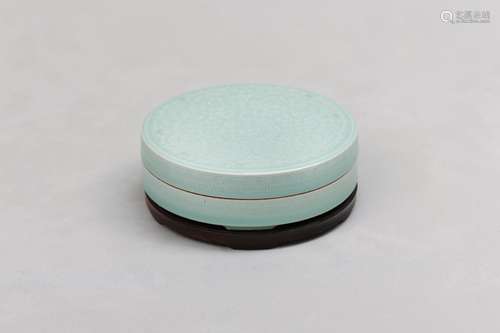 A CHINESE CELADON-GLAZED CIRCULAR BOX AND COVER. Qing Dynast...