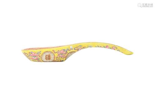 AN IMPERIAL CHINESE FAMILLE ROSE SPOON. Qing Dynasty, Guangx...