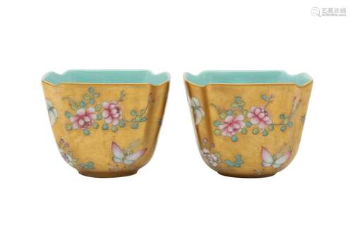 A PAIR OF CHINESE FAMILLE ROSE GILT-GROUND CUPS. Each square...