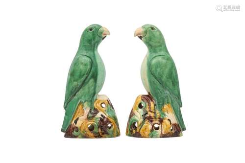 A PAIR OF CHINESE EXPORT PORCELAIN MODELS OF PARROTS. Qing D...