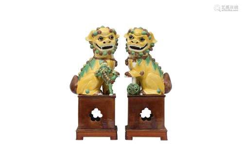 A PAIR OF CHINESE FAMILLE VERTE LION DOGS. Qing Dynasty, Kan...