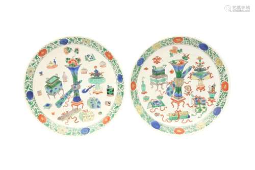 A PAIR OF FAMILLE VERTE 'HUNDRED TREASURES' DISHES. Qing Dyn...