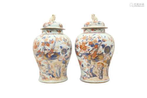 A PAIR OF LARGE CHINESE IMARI JARS AND COVERS. Qing Dynasty,...