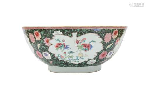 A LARGE CHINESE FAMILLE NOIRE PUNCH BOWL. Qing Dynasty, Yong...