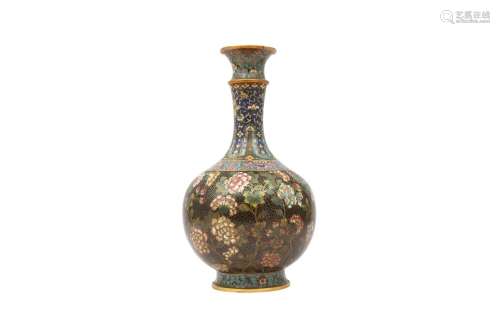 A CHINESE CLOISONNÉ ENAMEL BOTTLE VASE. Qing Dynasty, 19th C...