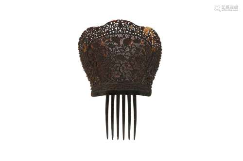 λ A CHINESE TORTOISESHELL HAIR COMB. Qing Dynasty, 19th Cent...