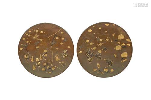 A PAIR OF JAPANESE BRONZE INLAID DISHES BY KUMAGAI. Meiji pe...