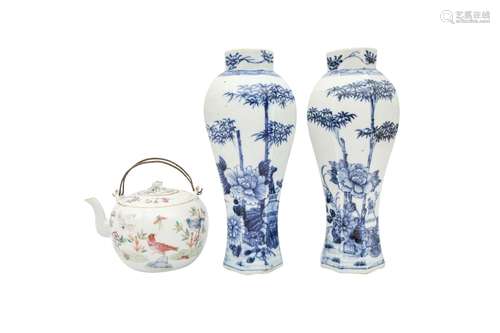 A PAIR OF CHINESE BLUE AND WHITE BALUSTER VASES AND A FAMILL...