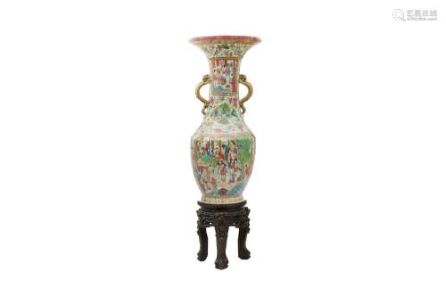 A CHINESE FAMILLE ROSE CANTON VASE. Qing Dynasty