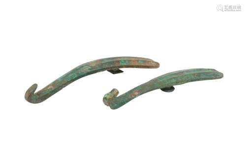 TWO CHINESE BRONZE BELT HOOKS. The 'S'-curved body of each t...