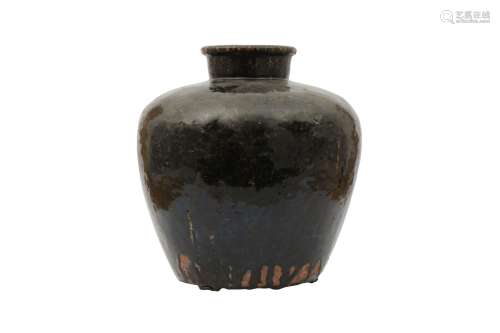 A LARGE CHINESE BLACK-GLAZED JAR. Song Dynasty. The tapered ...