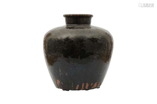 A LARGE CHINESE BLACK-GLAZED JAR. Song Dynasty. The tapered ...