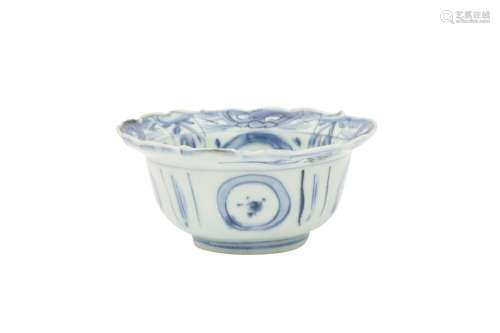 A CHINESE BLUE AND WHITE KRAAK PORCELAIN 'CRANE' CUP. Ming D...