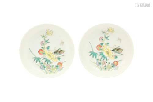A PAIR OF CHINESE FAMILLE ROSE SAUCER DISHES. Each painted t...