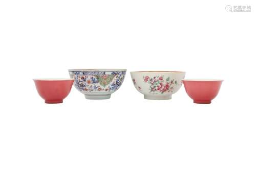 A PAIR OF CHINESE PINK-ENAMELLED BOWLS AND TWO FAMILLE ROSE ...