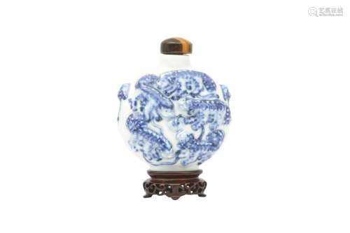 A LARGE CHINESE BLUE AND WHITE 'LION DOGS' SNUFF BOTTLE. Qin...
