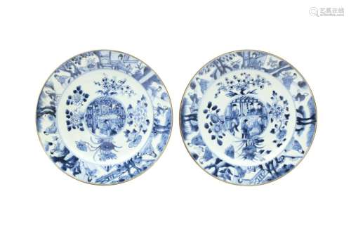 A PAIR OF CHINESE BLUE AND WHITE DISHES. Qing Dynasty
