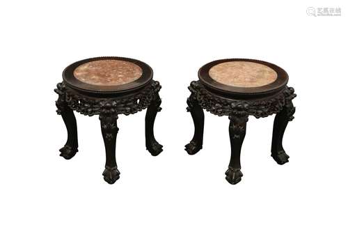 A PAIR OF CHINESE MARBLE-INSET WOOD STANDS. Qing Dynasty