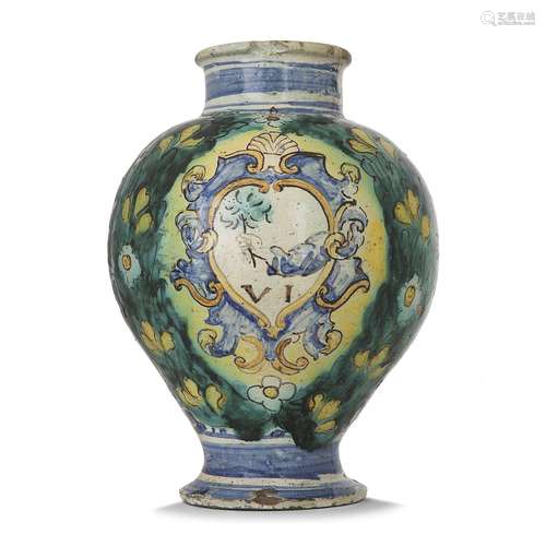 VASE DE FORME OVOÏDE EN MAJOLIQUE, SICILE, XVIIe SIÈCLEà déc...