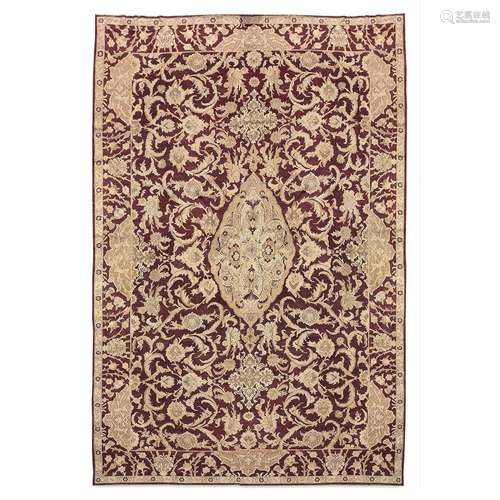 TAPIS AGRA, INDE, CIRCA 1880fond rouge laque décor crème et ...