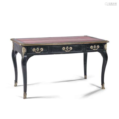 BUREAU PLAT, ÉPOQUE LOUIS XIVen bois laqué noir et bronze. I...