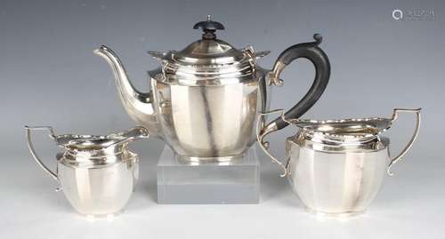 A George V silver three-piece bachelor's tea set of oval fac...