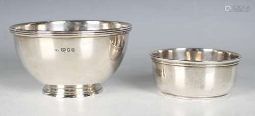 A George VI silver circular sugar bowl with reeded rim and r...