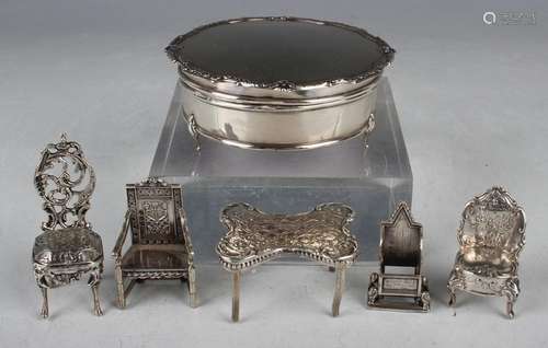 A George V silver circular trinket box