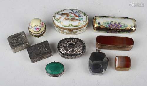 A late Victorian silver oval pillbox