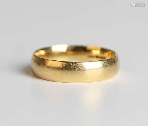 An 18ct gold wedding band