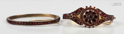 A Bohemian garnet oval hinged bangle