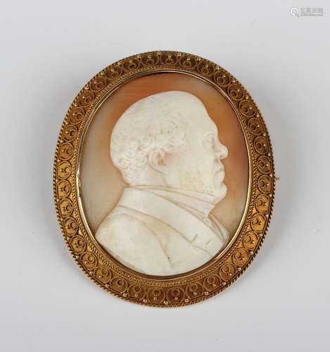 A Victorian gold oval shell cameo brooch