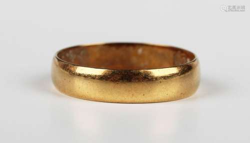 An Edwardian 22ct gold wedding ring