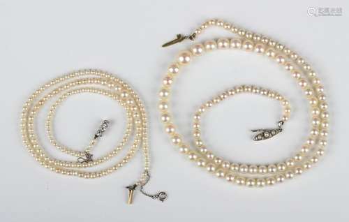 A single row necklace of slightly graduated cultured pearls ...