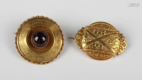 A Victorian gold and carbuncle garnet circular brooch