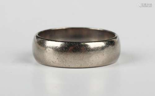 An 18ct white gold wedding ring