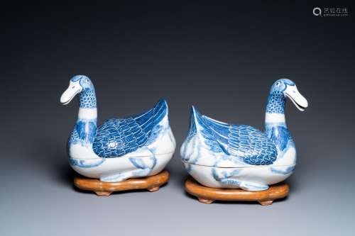 A pair of Chinese blue and white duck-shaped tureens and cov...