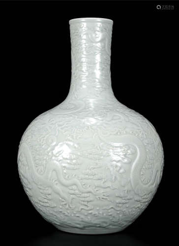 白釉雕龙纹天球瓶