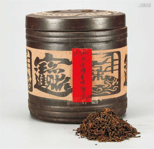 90年代  陈年樟香味普洱熟散茶  配紫砂缸