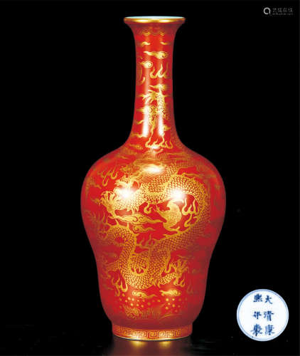 珊瑚红地描金龙纹长颈瓶  早期购于日本